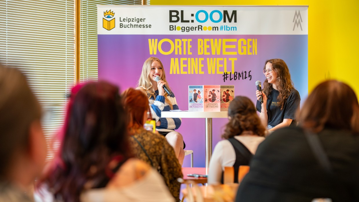 Selina Mae im Bühnentalk vor Publikum im BL:OOM – BloggerRoom der Leipziger Buchmesse 2025 Selina Mae im Bühnentalk vor Publikum im BL:OOM – BloggerRoom der Leipziger Buchmesse 2025