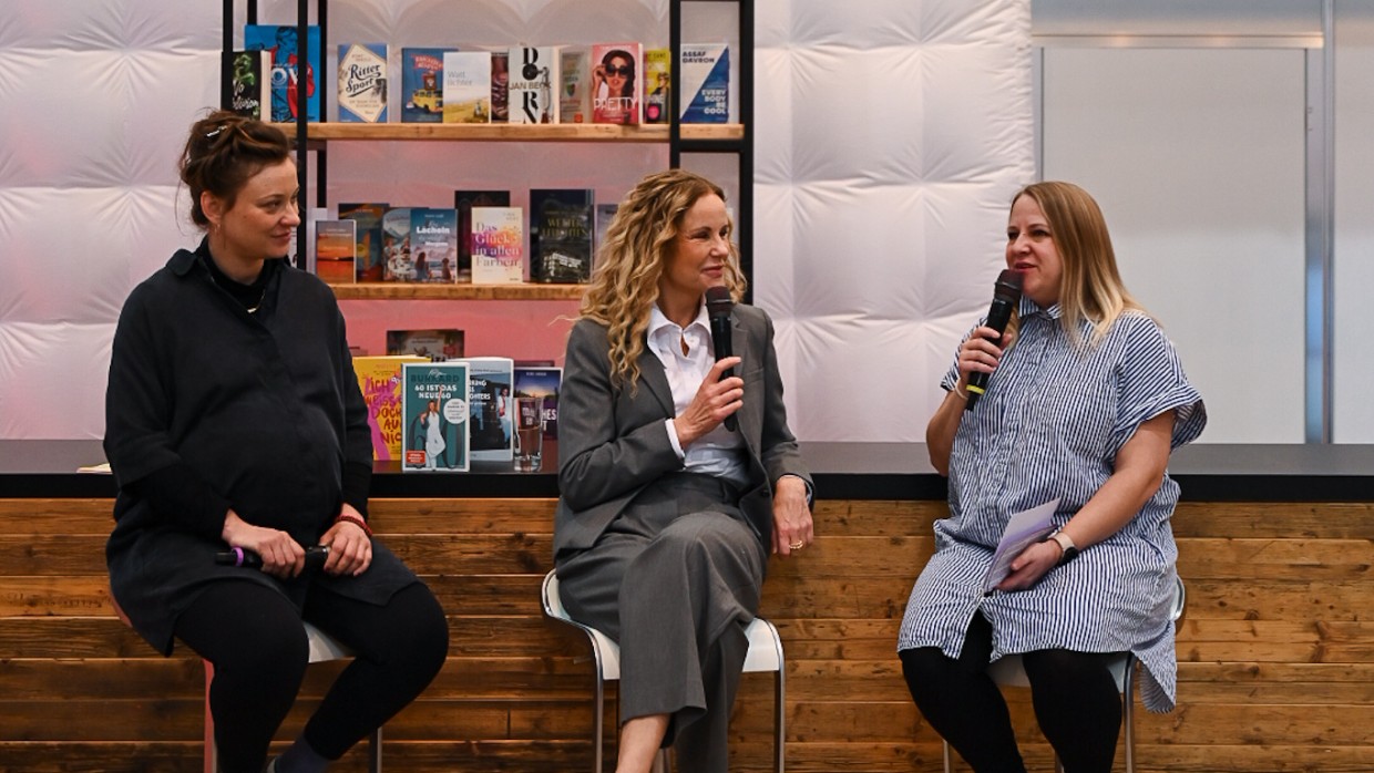 Autorin Katja Burkhard im Gespräch mit den beiden Moderator:innen in der #buchbar während der Leipziger Buchmesse 2025