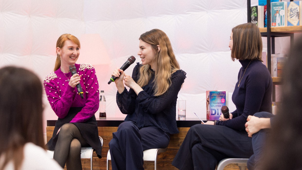 Eine Autorin im Gespräch mit den beiden Moderator:innen in der #buchbar während der Leipziger Buchmesse 2025 Eine Autorin im Gespräch mit den beiden Moderator:innen in der #buchbar während der Leipziger Buchmesse 2025