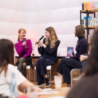 Eine Autorin im Gespräch mit den beiden Moderator:innen in der #buchbar während der Leipziger Buchmesse 2025