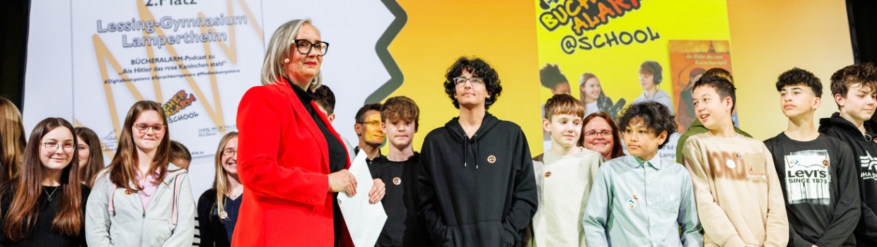 Bücheralarm Award Preisverleihung mit vielen Jugendlichen und Lena Stenz auf der Bühne während der Leipziger Buchmesse 2025