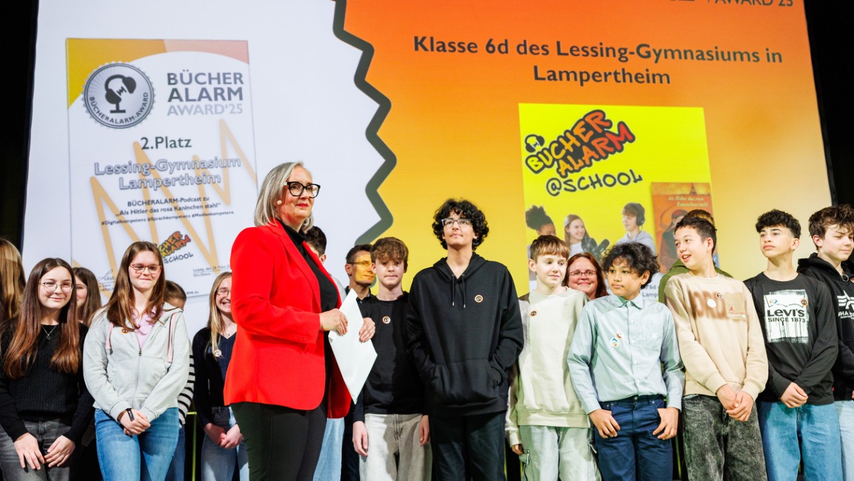 Bücheralarm Award Preisverleihung mit vielen Jugendlichen und Lena Stenz auf der Bühne während der Leipziger Buchmesse 2025