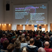 Vollbesetzter Saal beim didacta Symposium während der Leipziger Buchmesse 2025