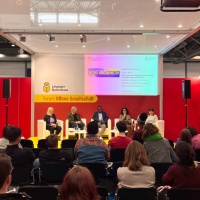 5 Personen sitzen bei einer Diskussionsrunde auf der Bühne vor Publikum im Forum Offene Gesellschaft auf der Leipziger Buchmesse 2025