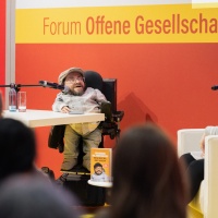 Raúl Krauthausen bei einem Bühnengespräch im Forum Offene Gesellschaft auf der Leipziger Buchmesse 2025