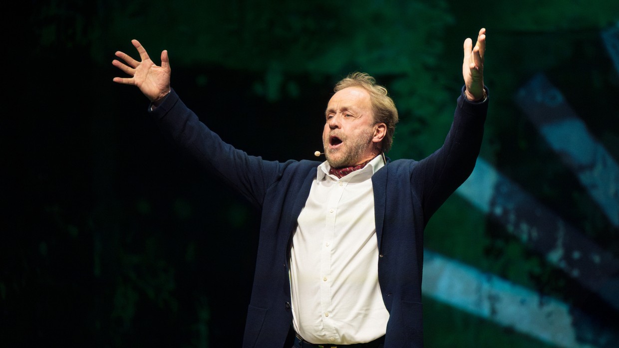 Veranstaltung des Gastlandes 2025 Norwegen in der Schaubühne Lindenfels während der Leipziger Buchmesse 2025 mit 1 frei gestikulierenden Person auf der Bühne