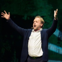 Veranstaltung des Gastlandes 2025 Norwegen in der Schaubühne Lindenfels während der Leipziger Buchmesse 2025 mit 1 frei gestikulierenden Person auf der Bühne