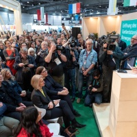 Rede bei der Eröffnung des Gastlandstandes von Norwegen auf der Leipziger Buchmesse 2025 mit vielen Zuhörer:innen und Pressevertreter:innen