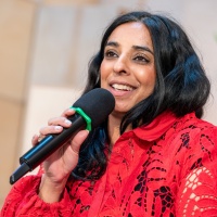 Lubna Jaffery (Ministerin für Kultur und Gleichstellung des Königreiches Norwegen) am Mikrofon während eines Bühnengesprächs am Messestand des Gastlandes 2025 Norwegen auf der Leipziger Buchmesse 2025 Lubna Jaffery (Ministerin für Kultur und Gleichstellung des Königreiches Norwegen) am Mikrofon während eines Bühnengesprächs am Messestand des Gastlandes 2025 Norwegen auf der Leipziger Buchmesse 2025