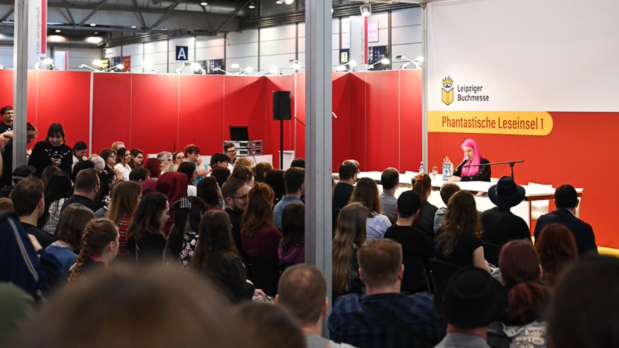Lesung von Liza Grimm vor vollbesetztem Publikum in der Phantastischen Leseinsel während der Leipziger Buchmesse 2025