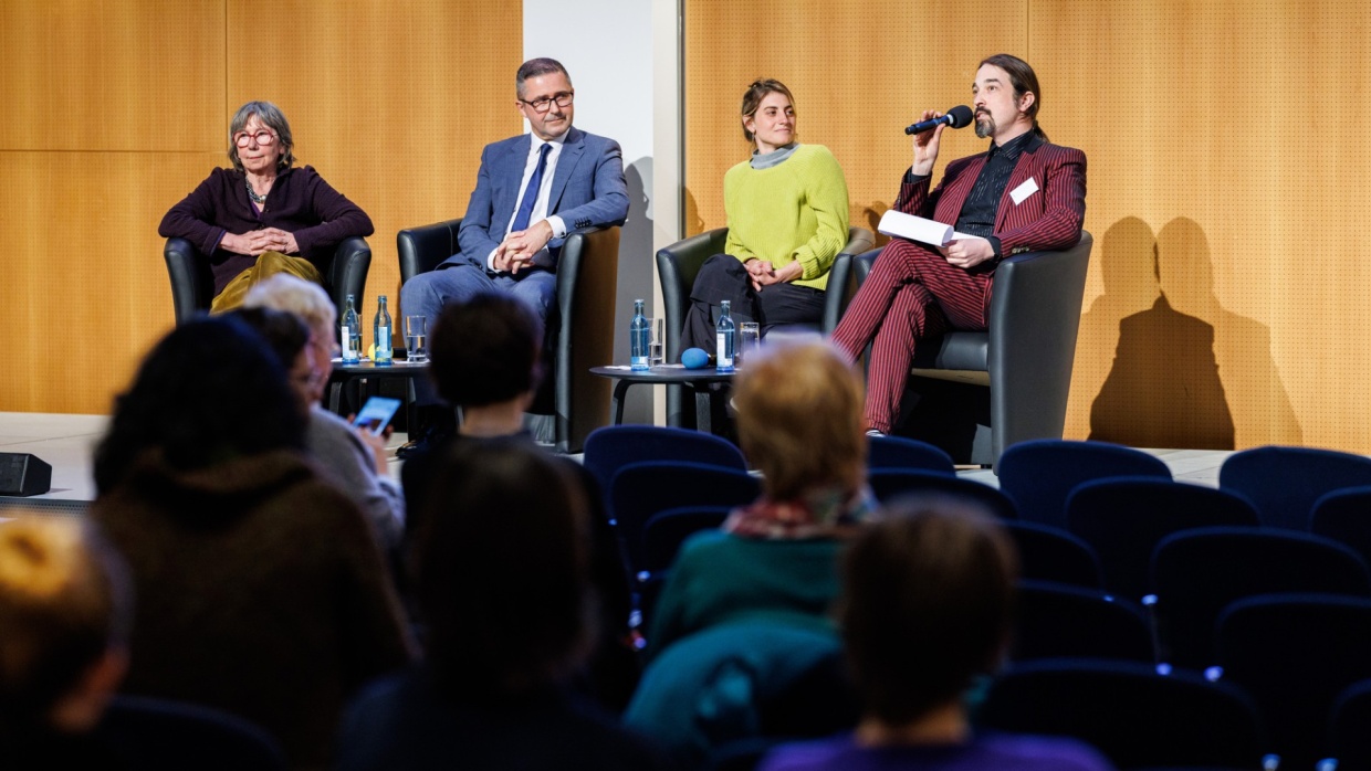 GEW-Bildungstag Bühnengesräch mit 4 Personen auf der Bühne während der Leipziger Buchmesse 2025