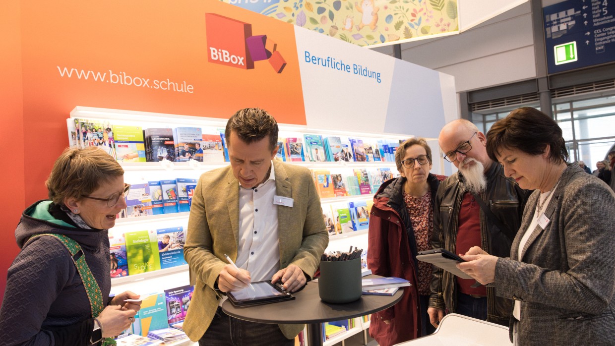 Aussteller:innen im Bildungsbereich stellen Besuchenden auf der Leipziger Buchmesse 2025 am Stand von BiBox ihr Angebot vor