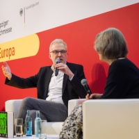 Alhierd Bacharevič, Träger des Buchpreises zur Europäischen Verständigung 2025, im Gespräch mit seiner Laudatorin, der Literaturkritikerin, Autorin und Lektorin Sieglinde Geisel