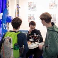 VDI Messestand mit Ausstellerin und mehreren jungen Besucher:innen auf der Leipziger Buchmesse 2025