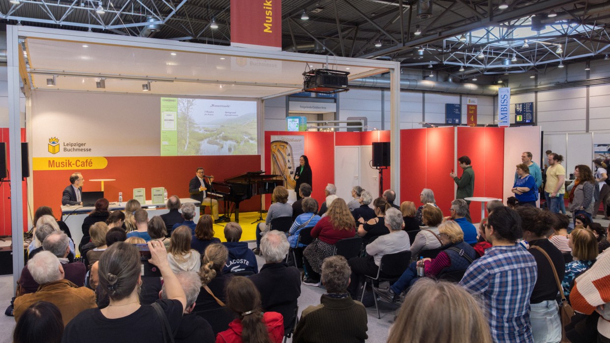 Das Musik-Café der Leipziger Buchmesse 2025 mit einer Bühnenveranstaltung u.a. am Klavierflügel vor vollbesetztem Publikum