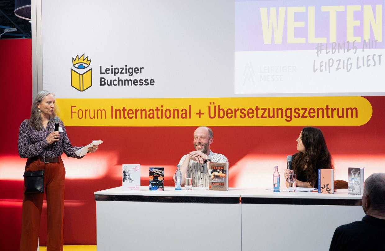 Bühnengespräch mit 3 Teilnehmer:innen auf der Bühne des Forum International + Übersetzungszentrum auf der Leipziger Buchmesse 2025