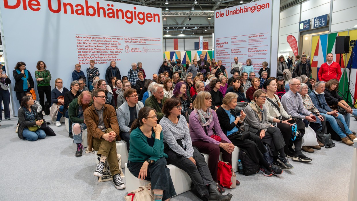Forum Die Unabhängigen auf der Leipziger Buchmesse 2025 während einer Veranstaltung vor vollbesetztem Publikum Forum Die Unabhängigen auf der Leipziger Buchmesse 2025 während einer Veranstaltung vor vollbesetztem Publikum