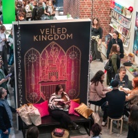 Impression von der Leipziger Buchmesse 2025 mit vielen Besucher:innen die teilweise in einem Buch lesen