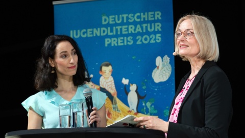 Moderatorin Vivian Perkovic und Prof. Dr. Iris Kruse im Gespräch auf der Bühne des Jugendliteraturpreises 2025