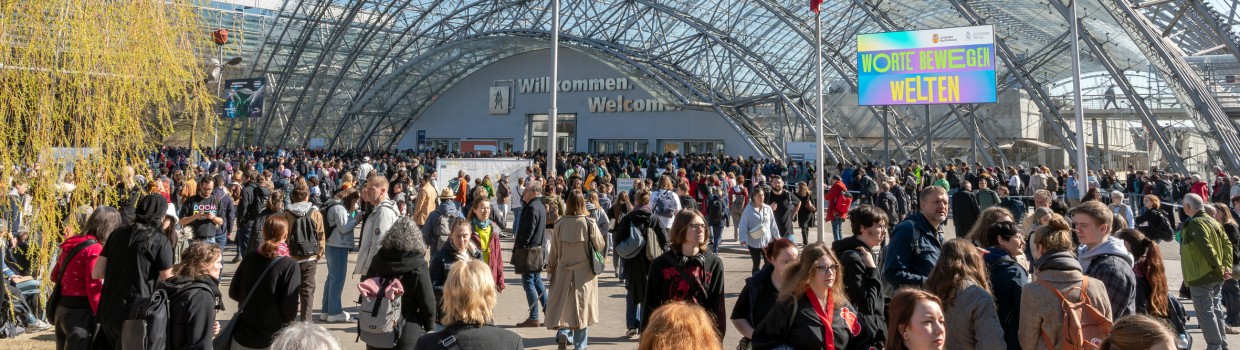 Impression von der Buchmesse 2025 mit vielen Besucher:innen vor dem Haupteingang der Glashalle Impression von der Buchmesse 2025 mit vielen Besucher:innen vor dem Haupteingang der Glashalle