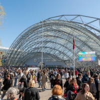 Impression von der Buchmesse 2025 mit vielen Besucher:innen vor dem Haupteingang der Glashalle
