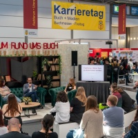 Bühnengespräch mit 3 Personen zum Thema "Studium rund ums Buch" auf der Buchmesse 2025