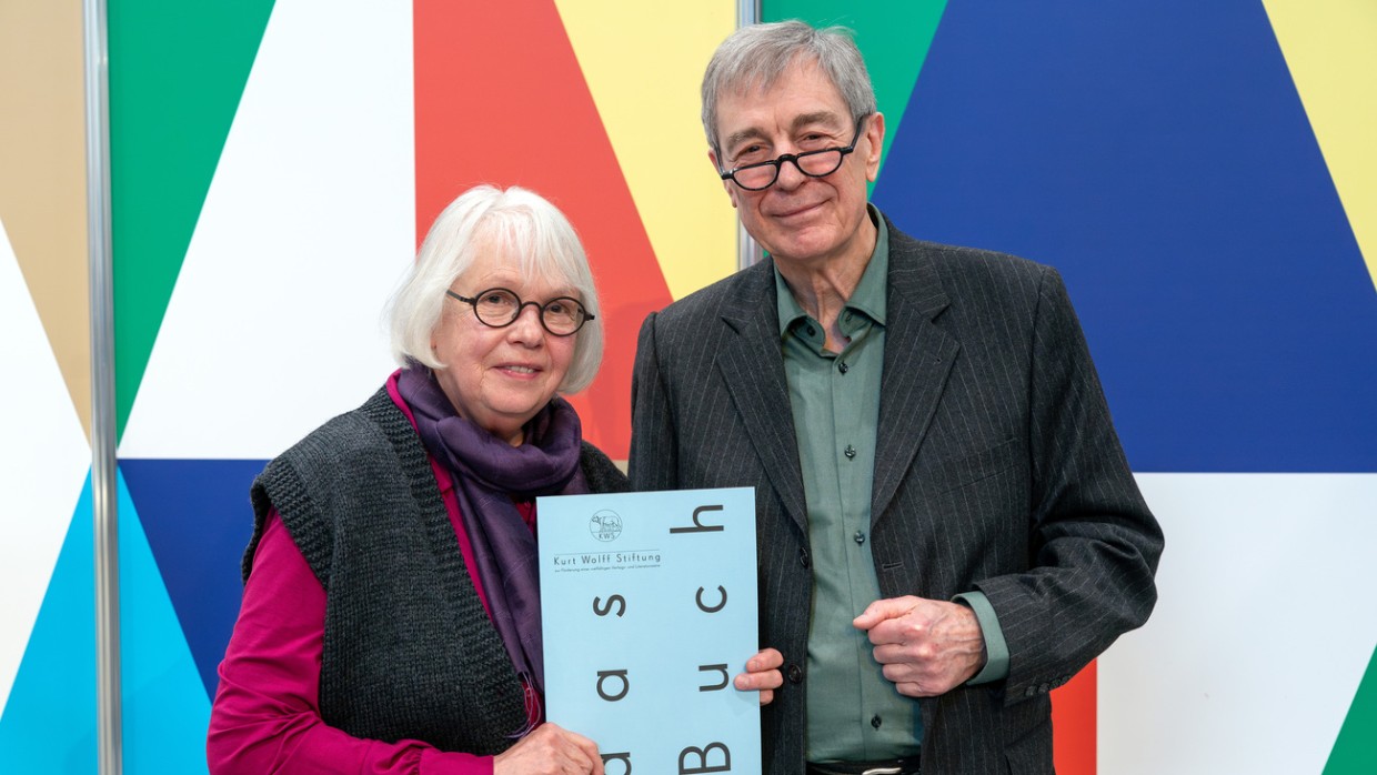 Die beiden Preisträger:innen bei der Verleihung vom Kurt-Wolff-Preis auf der Leipziger Buchmesse 2025