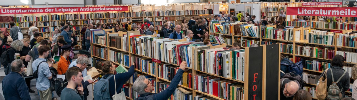 Leipziger Antiquariatsmesse auf der Leipziger Buchmesse 2025 mit Besucherinnen vor Bücherregalen Leipziger Antiquariatsmesse auf der Leipziger Buchmesse 2025 mit Besucherinnen vor Bücherregalen