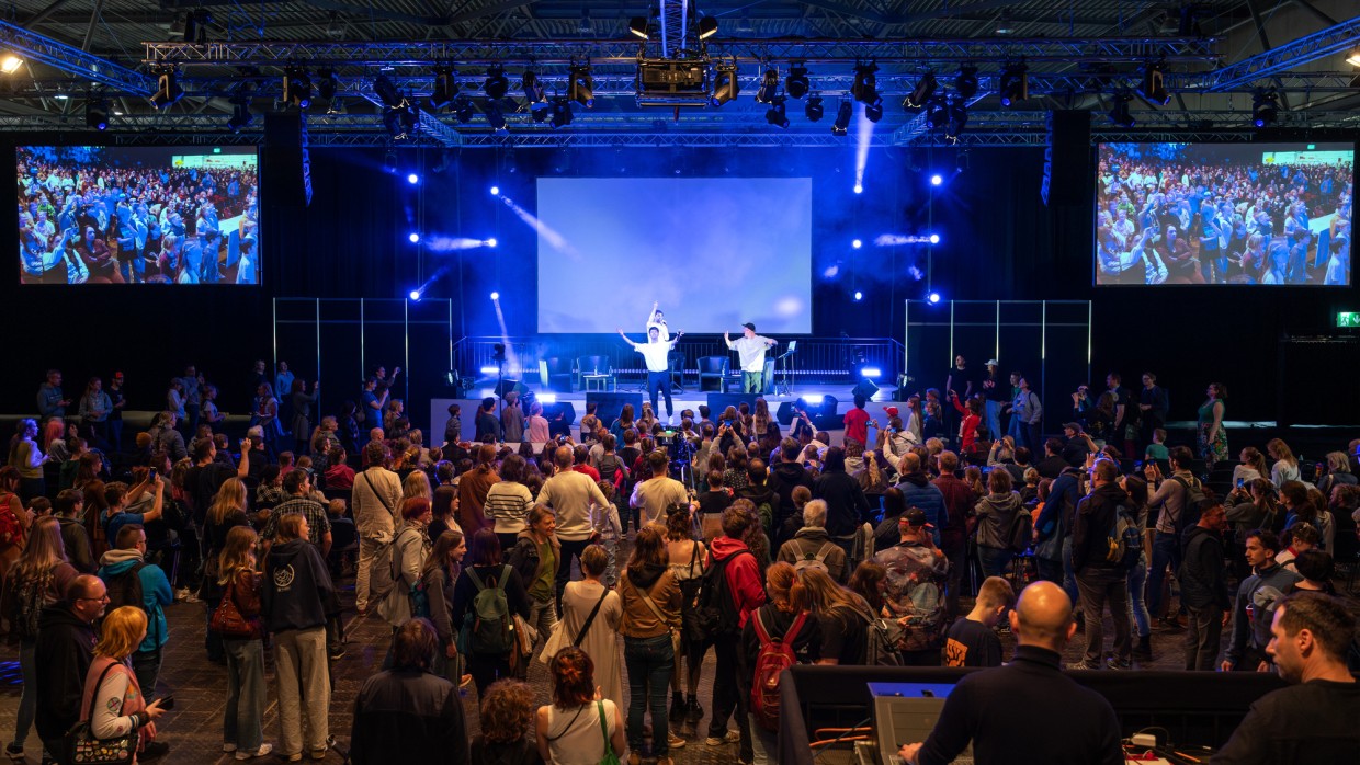 Konzert von Deine Freunde auf der Großen Bühne der Leipziger Buchmesse 2025 vor vollem Publikum