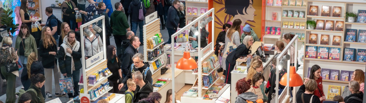 Impression von der Ausstellungsfläche der Leipziger Buchmesse 2025 mit Messeständen und vielen Besucher:innen Impression von der Ausstellungsfläche der Leipziger Buchmesse 2025 mit Messeständen und vielen Besucher:innen