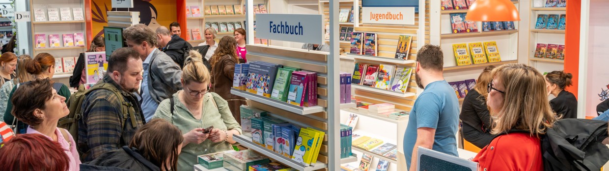 Impression vom Messestand des Beltz Verlags auf der Leipziger Buchmesse 2025 einigen Besucher:innen