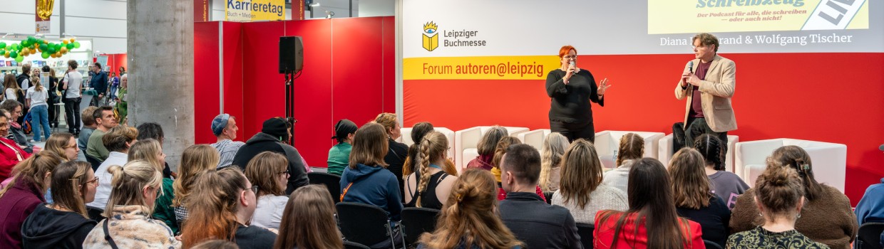 Bühnengespräch mit 2 Teilnehmer:innen auf der Bühne vom Forum autoren@leipzig auf der Leipziger Buchmesse 2025