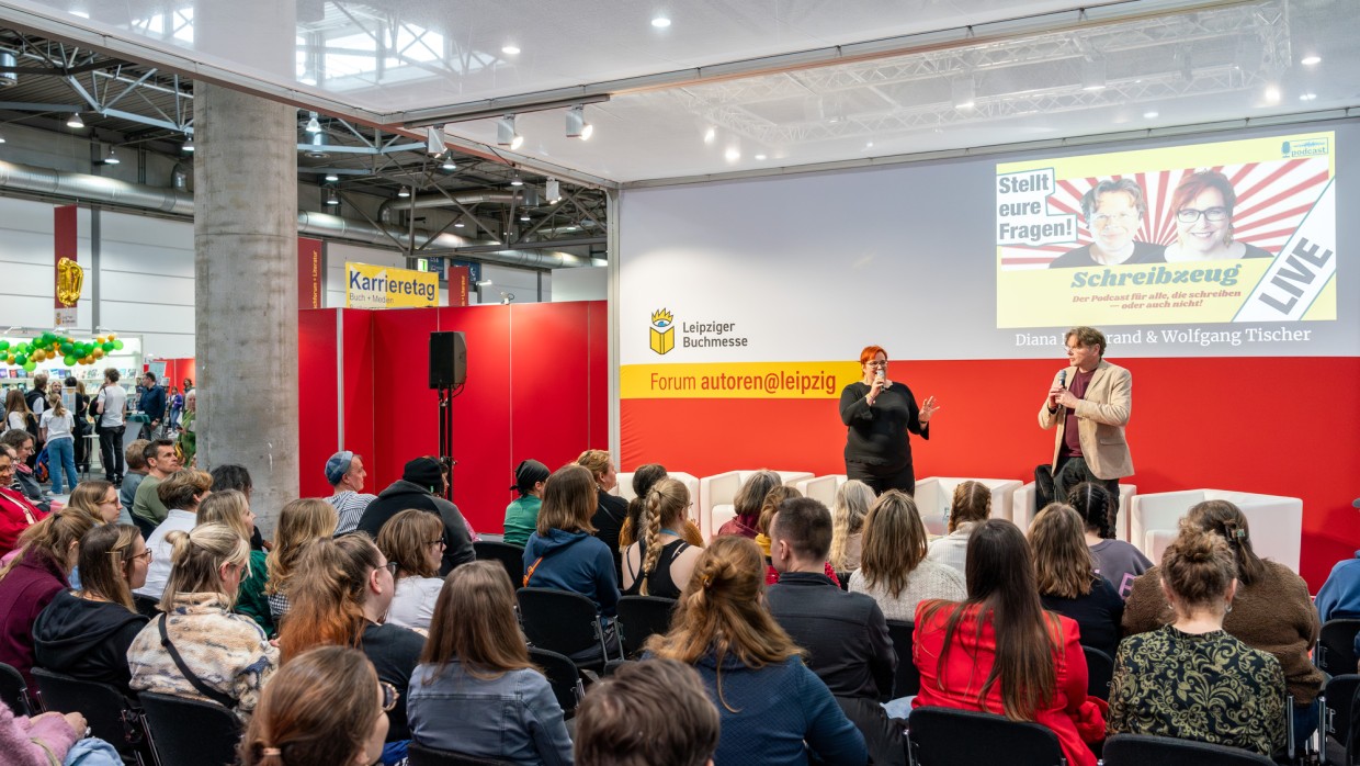 Bühnengespräch mit 2 Teilnehmer:innen auf der Bühne vom Forum autoren@leipzig auf der Leipziger Buchmesse 2025