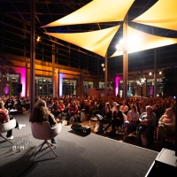 Bühnengespräch mit 3 Teilnehmerinnen bei lit love on tour vor vollbesetztem Publikum während der Leipziger Buchmesse 2025