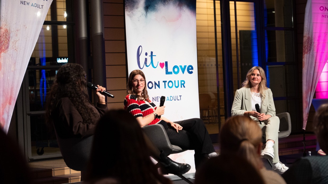 Bühnengespräch mit 3 Teilnehmerinnen bei lit love on tour während der Leipziger Buchmesse 2025