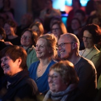 fröhliches Publikum bei einer Leipzig liest Veranstaltung während der Leipziger Buchmesse 2025