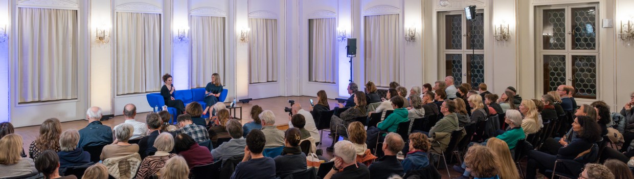 Leipzig liest Veranstaltung "Das Blaue Sofa" mit zwei Presonen vor vollbesetztem Publikum in der Alten Handelsbörse während der Leipziger Buchmesse 2025