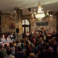 Leipzig liest Veranstaltung "Die Unabhängigen. Spätausgabe" mit 4 Personen auf dem Podium vor vollbesetztem Publikum im Westflügel während der Leipziger Buchmesse 2025