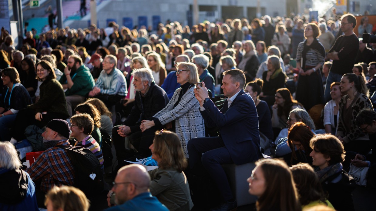 vollbesetztes Publikum während einer Veranstaltung auf der Literaturbühne des öffentlichen Rundfunks auf der Leipziger Buchmesse 2025