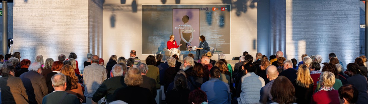 Kristine Bilkau im Bühnengespräch auf der Literaturbühne des öffentlichen Rundfunks vor vollbesetztem Publikum während der Leipziger Buchmesse 2025