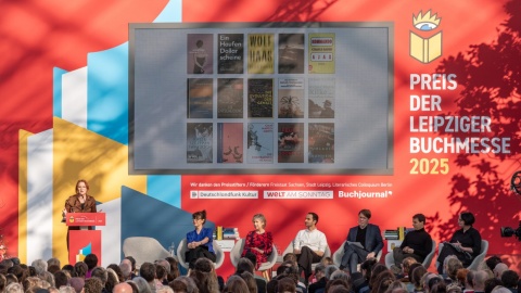 Verleihung vom Preis der Leipziger Buchmesse 2025 in der Glashalle der Leipziger Messe mit vollbesetztem Publikum und Jury auf der Bühne