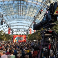 Impression der Bühne und des Publikums während der Preisverleihung der Leipziger Buchmesse 2025