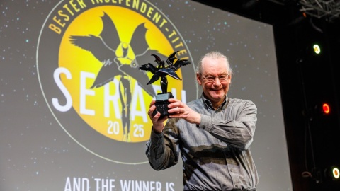 Preisträger Kai-Holger Brassel auf der Bühne bei der Verleihung des Literaturpreises Seraph 2025 auf der Leipziger Buchmesse