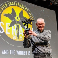 Preisträger Kai-Holger Brassel auf der Bühne bei der Verleihung des Literaturpreises Seraph 2025 auf der Leipziger Buchmesse