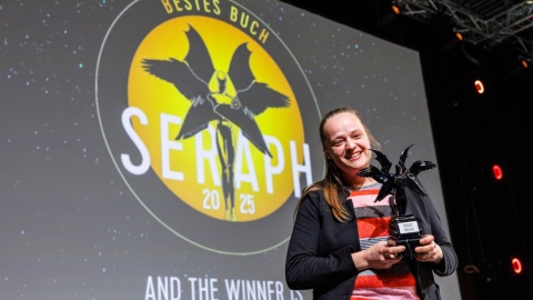 Preisträgerin Theresa Hannig auf der Bühne bei der Verleihung des Literaturpreises Seraph 2025 auf der Leipziger Buchmesse