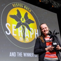 Preisträgerin Theresa Hannig auf der Bühne bei der Verleihung des Literaturpreises Seraph 2025 auf der Leipziger Buchmesse