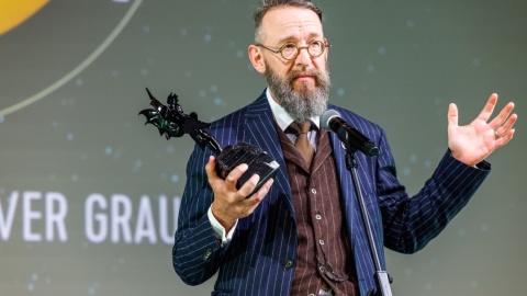 Preisträger Oliver Graute auf der Bühne bei der Verleihung des Literaturpreises Seraph 2025 auf der Leipziger Buchmesse