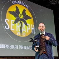 Preisträger Oliver Graute auf der Bühne bei der Verleihung des Literaturpreises Seraph 2025 auf der Leipziger Buchmesse