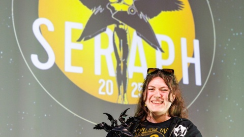 Preisträgerin Freya Petersen auf der Bühne bei der Verleihung des Literaturpreises Seraph 2025 auf der Leipziger Buchmesse