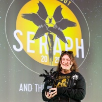 Preisträgerin Freya Petersen auf der Bühne bei der Verleihung des Literaturpreises Seraph 2025 auf der Leipziger Buchmesse